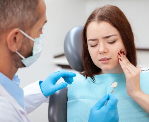: A dentist treating a woman’s dental emergency