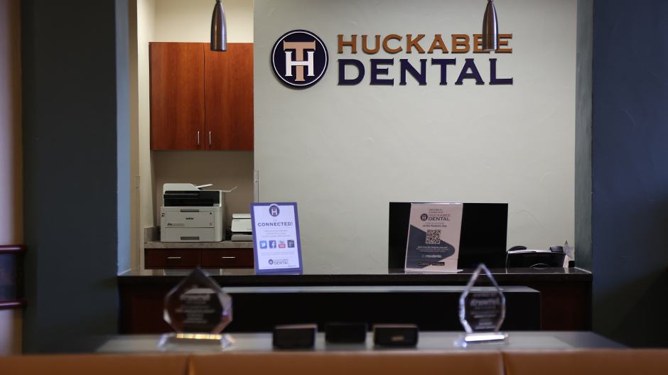 Huckabee Dental office reception desk